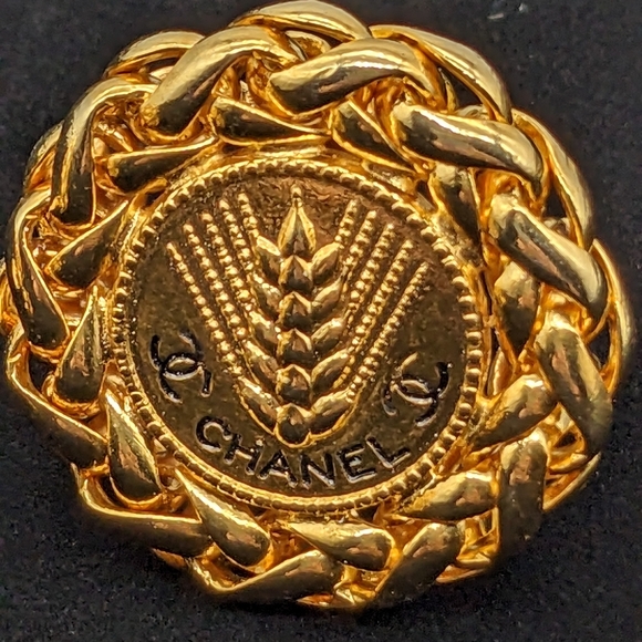 Vintage Chanel Earrings - Picture 3 of 7